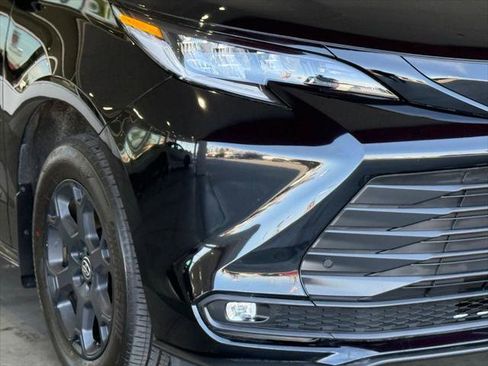 Certified 2025 Toyota Sienna XLE Woodland Edition AWD/4WD image 9