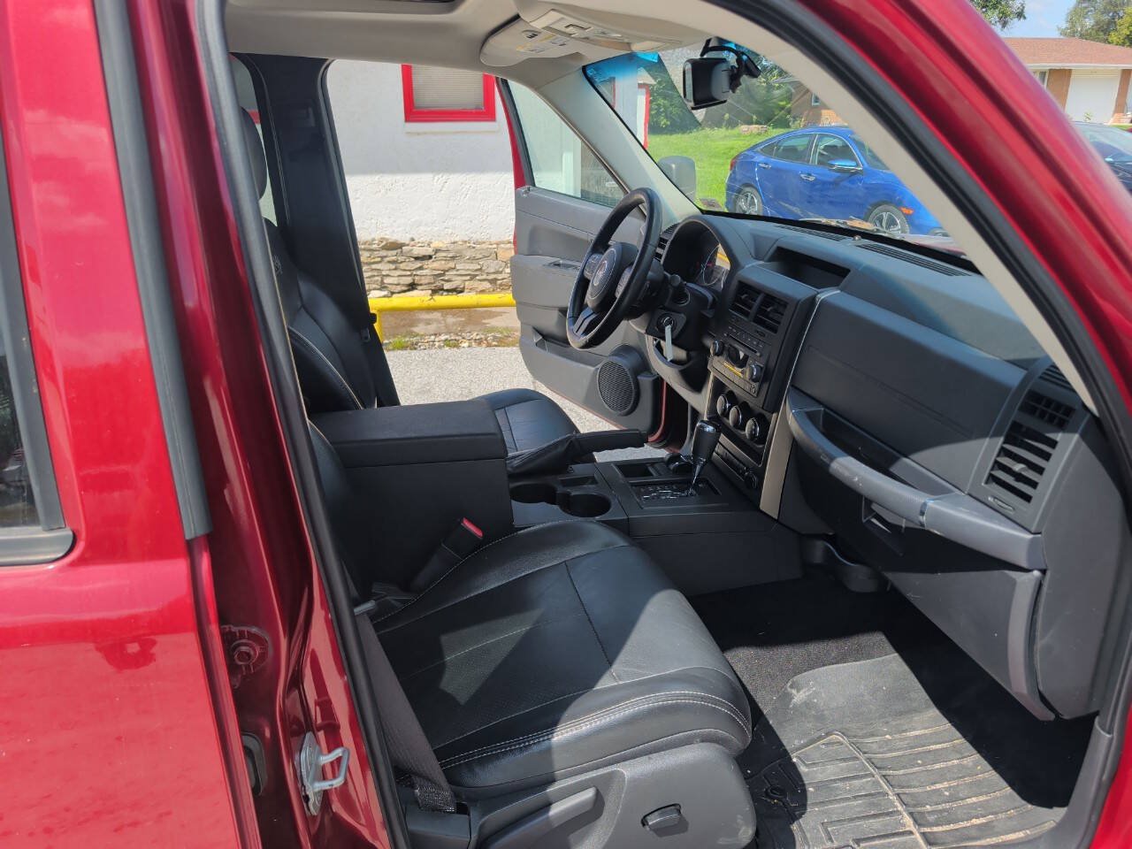 Used 2012 Jeep Liberty Sport AWD/4WD image 17
