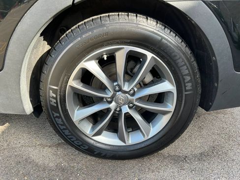 Used 2017 Hyundai Santa Fe SE FWD image 12