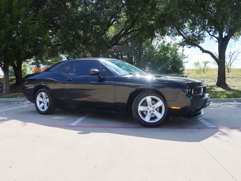 Used 2014 Dodge Challenger SXT RWD image 1