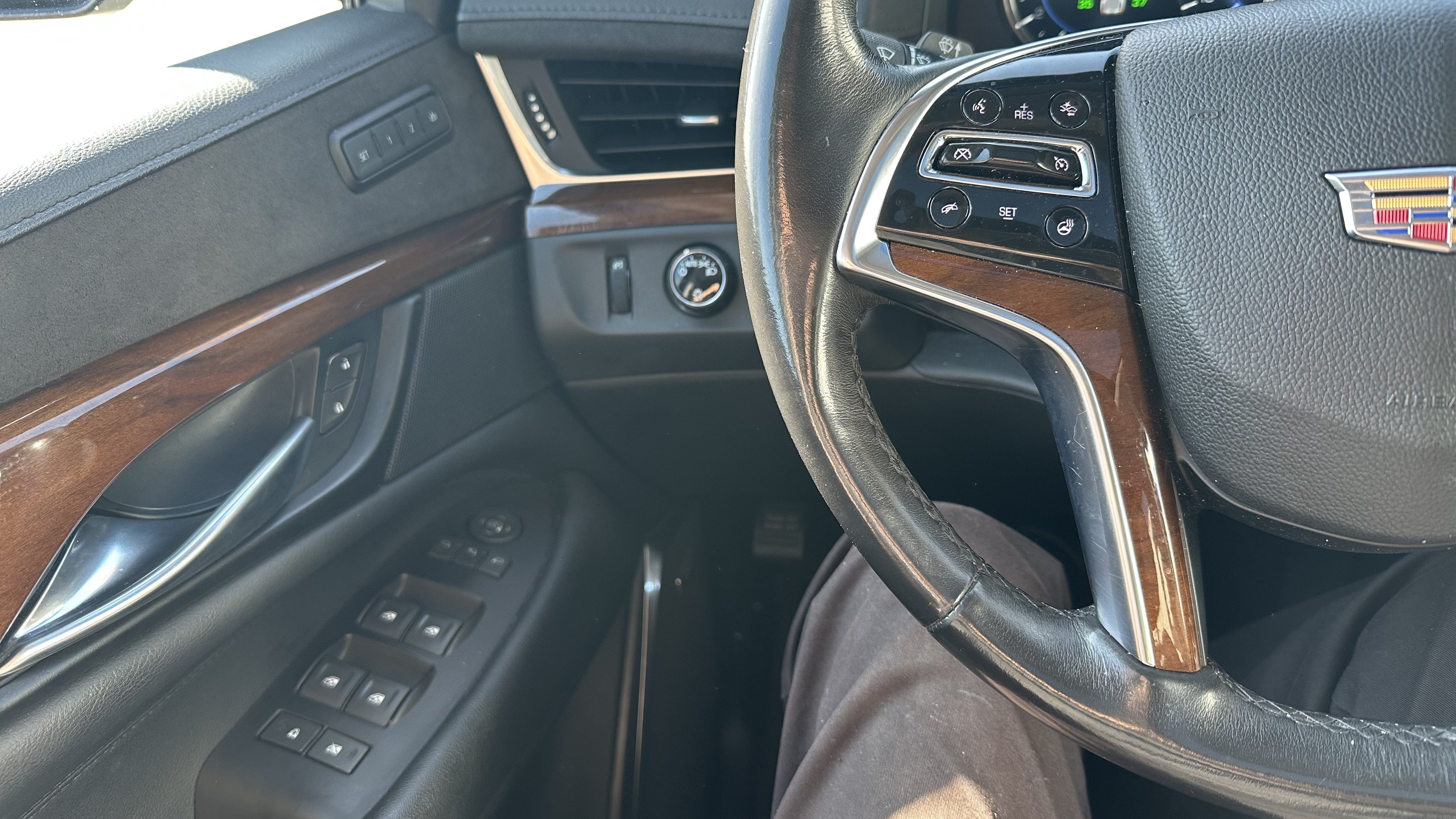 Used 2020 Cadillac Escalade Luxury w/ Escalade Sport Edition AWD/4WD image 20