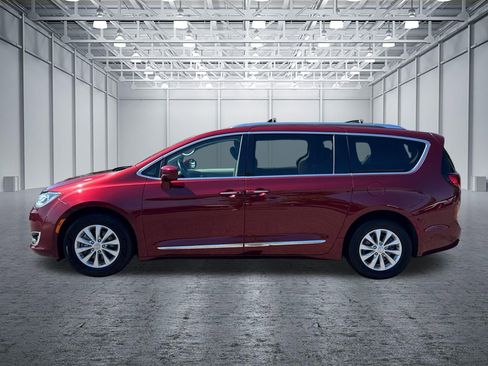 Used 2019 Chrysler Pacifica Touring-L FWD image 4