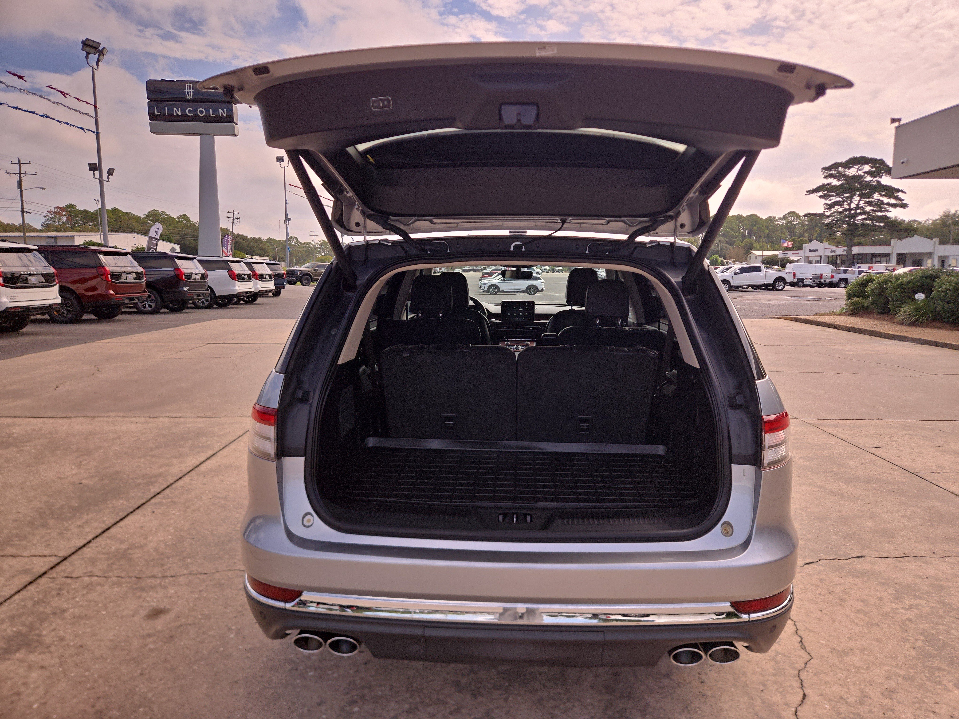 Used 2022 Lincoln Aviator Reserve w/ Equipment Group 201A RWD image 8