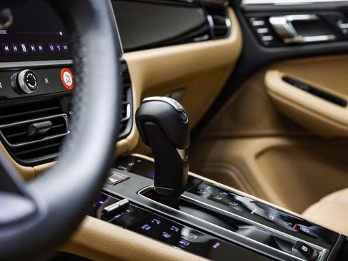 Certified 2025 Porsche Macan image 28