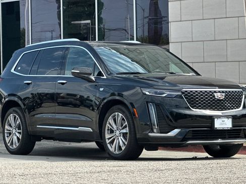 Used 2023 Cadillac XT6 Premium Luxury FWD image 2