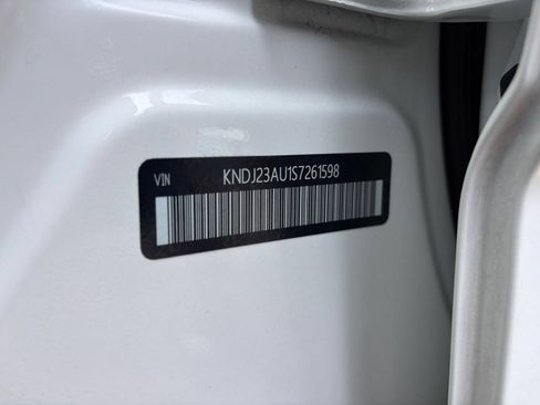 Used 2025 Kia Soul LX w/ LX Technology Package FWD image 26