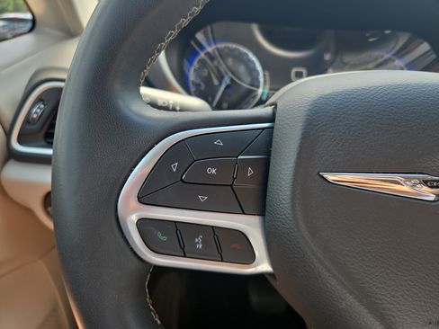 Used 2024 Chrysler Pacifica Touring-L FWD image 12