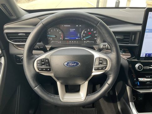 Used 2023 Ford Explorer Limited w/ Limited Technology Package image 13