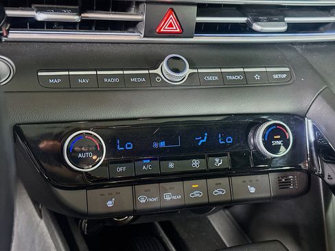 Used 2024 Hyundai Elantra Limited image 24