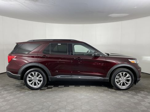 Used 2022 Ford Explorer XLT w/ Equipment Group 202A image 5