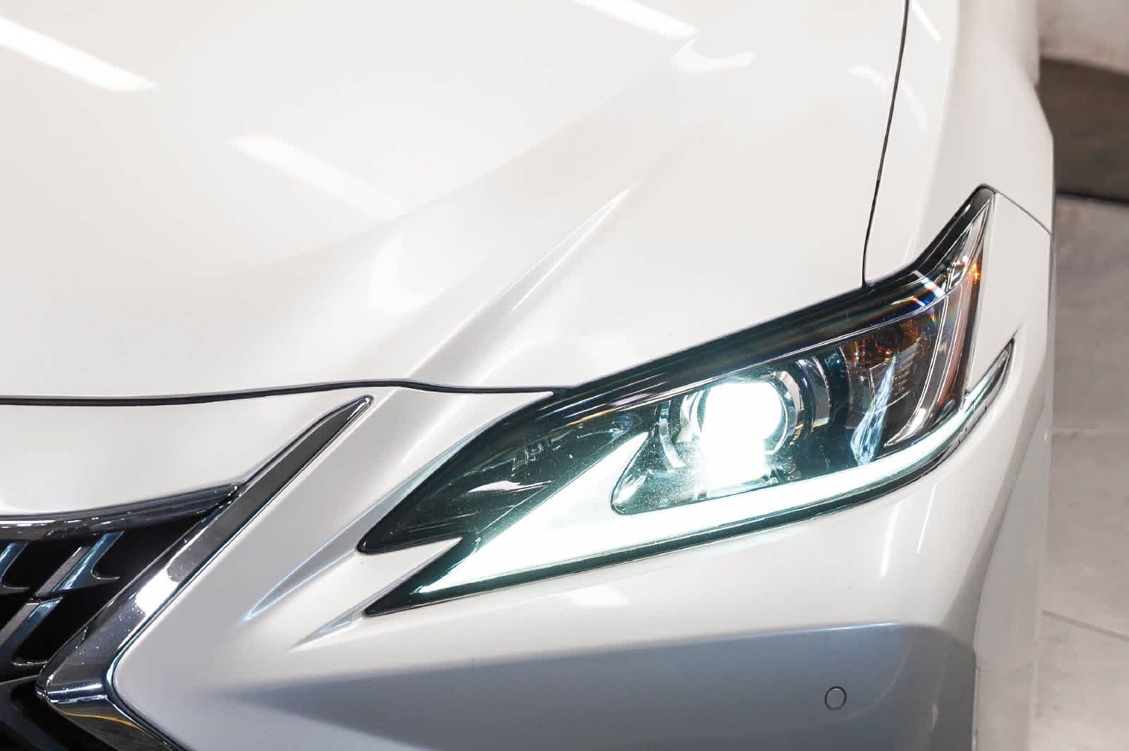 Used 2024 Lexus ES 300h w/ Premium Package FWD image 7