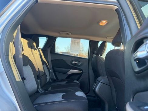 Used 2018 Jeep Cherokee Latitude w/ Altitude Package image 22