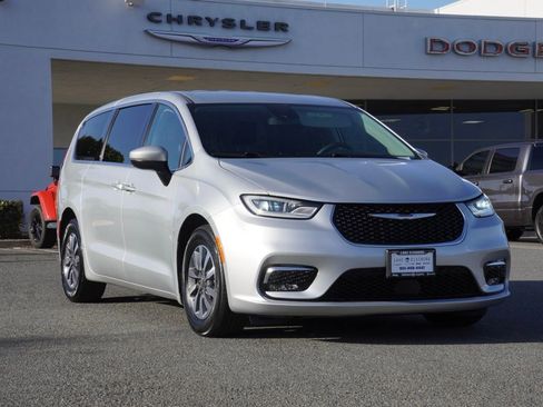 Certified 2023 Chrysler Pacifica Touring-L image 2