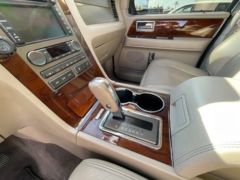 Used 2014 Lincoln Navigator 2WD image 17