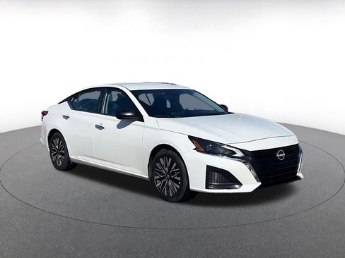 Used 2025 Nissan Altima 2.5 SV image 2