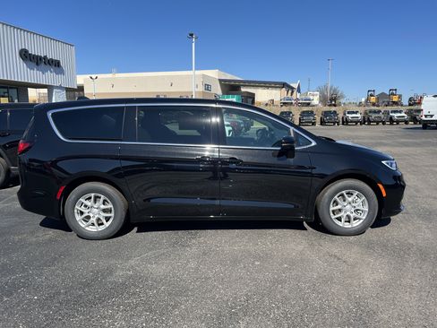 New 2026 Chrysler Pacifica Select FWD image 5