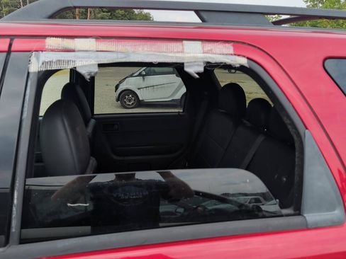 Used 2011 Ford Escape XLT w/ 203A Rapid Spec Order Code FWD image 9
