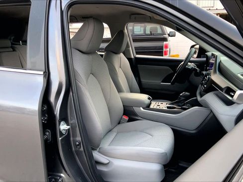 Used 2024 Toyota Highlander LE image 9