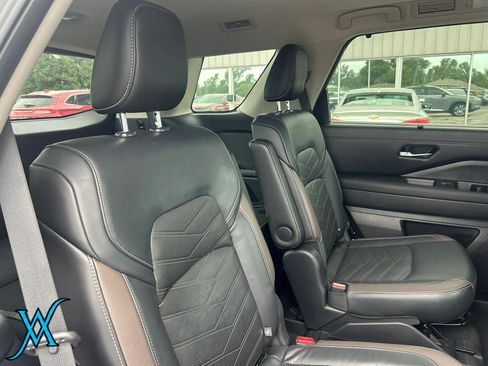 Used 2022 Nissan Pathfinder Platinum w/ Cargo Package FWD image 24