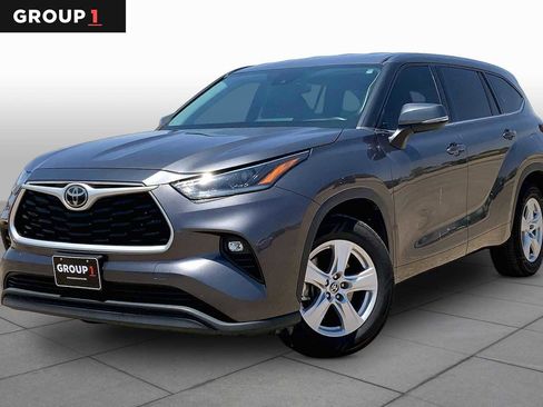 Used 2021 Toyota Highlander LE FWD image 1