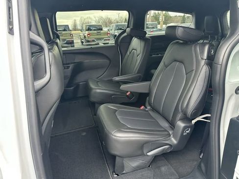 Used 2025 Chrysler Pacifica Select AWD/4WD image 10