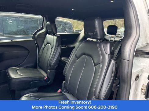 Used 2025 Chrysler Pacifica Select image 11