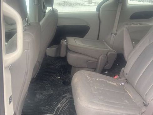 Used 2017 Chrysler Pacifica Touring image 31