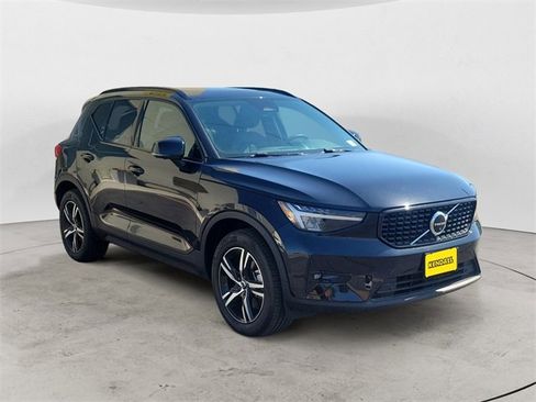 Used 2023 Volvo XC40 B5 Plus image 7