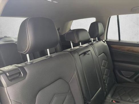 Used 2025 Volkswagen Atlas SE image 19