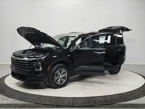 Used 2025 Chevrolet Traverse LT FWD image 11