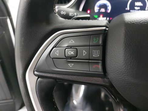 Used 2023 Jeep Grand Cherokee L Laredo image 19