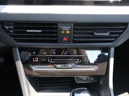 Used 2025 Volkswagen Jetta SE FWD image 29