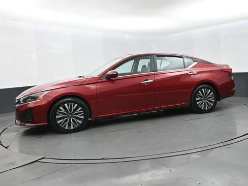 Used 2024 Nissan Altima 2.5 SV w/ SV Premium Package FWD image 5