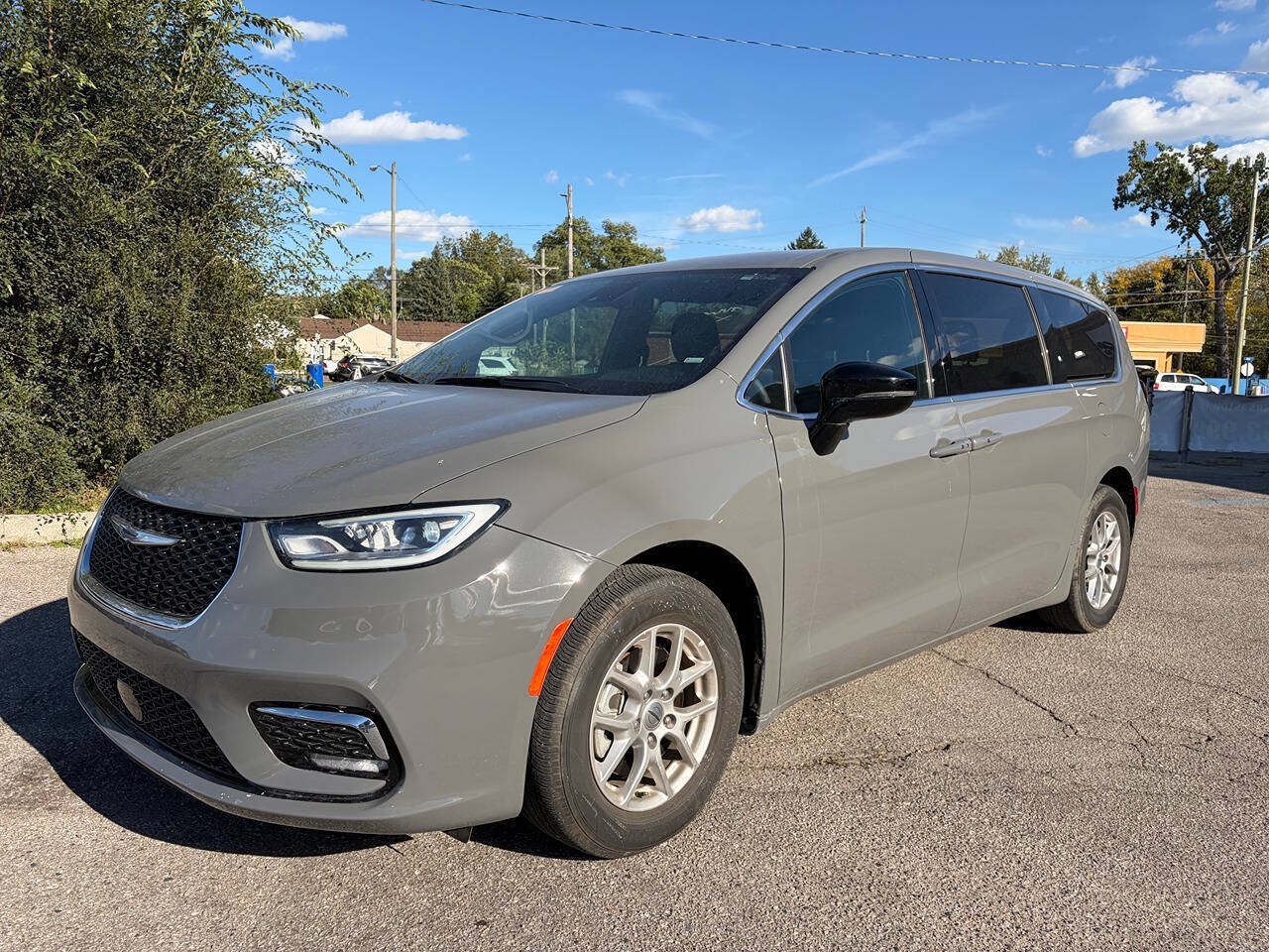 Used 2025 Chrysler Pacifica Select FWD image 1