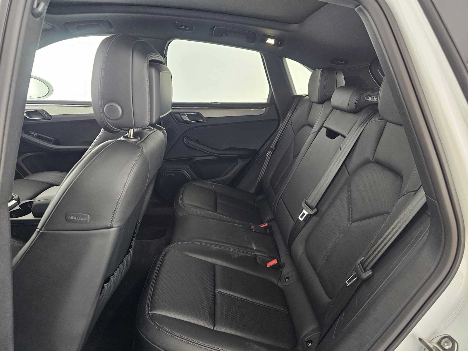 Used 2026 Porsche Macan AWD/4WD image 17