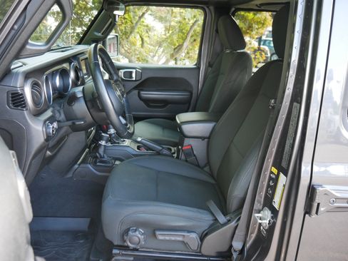 Used 2021 Jeep Gladiator Sport image 3