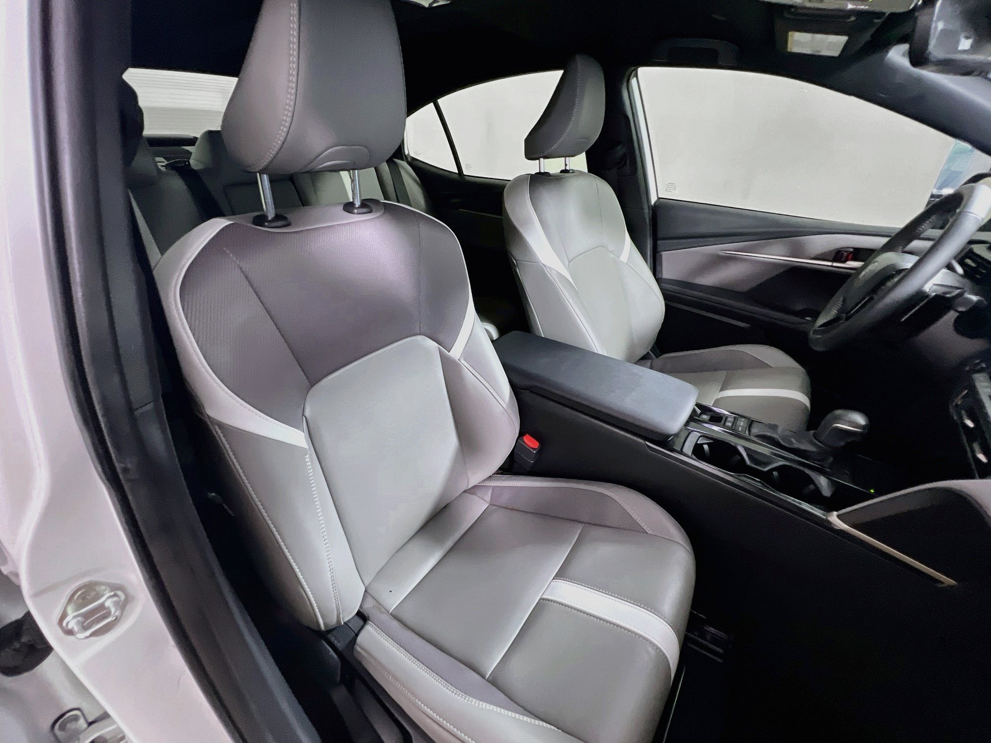 Used 2025 Toyota Camry SE w/ Convenience Package FWD image 24
