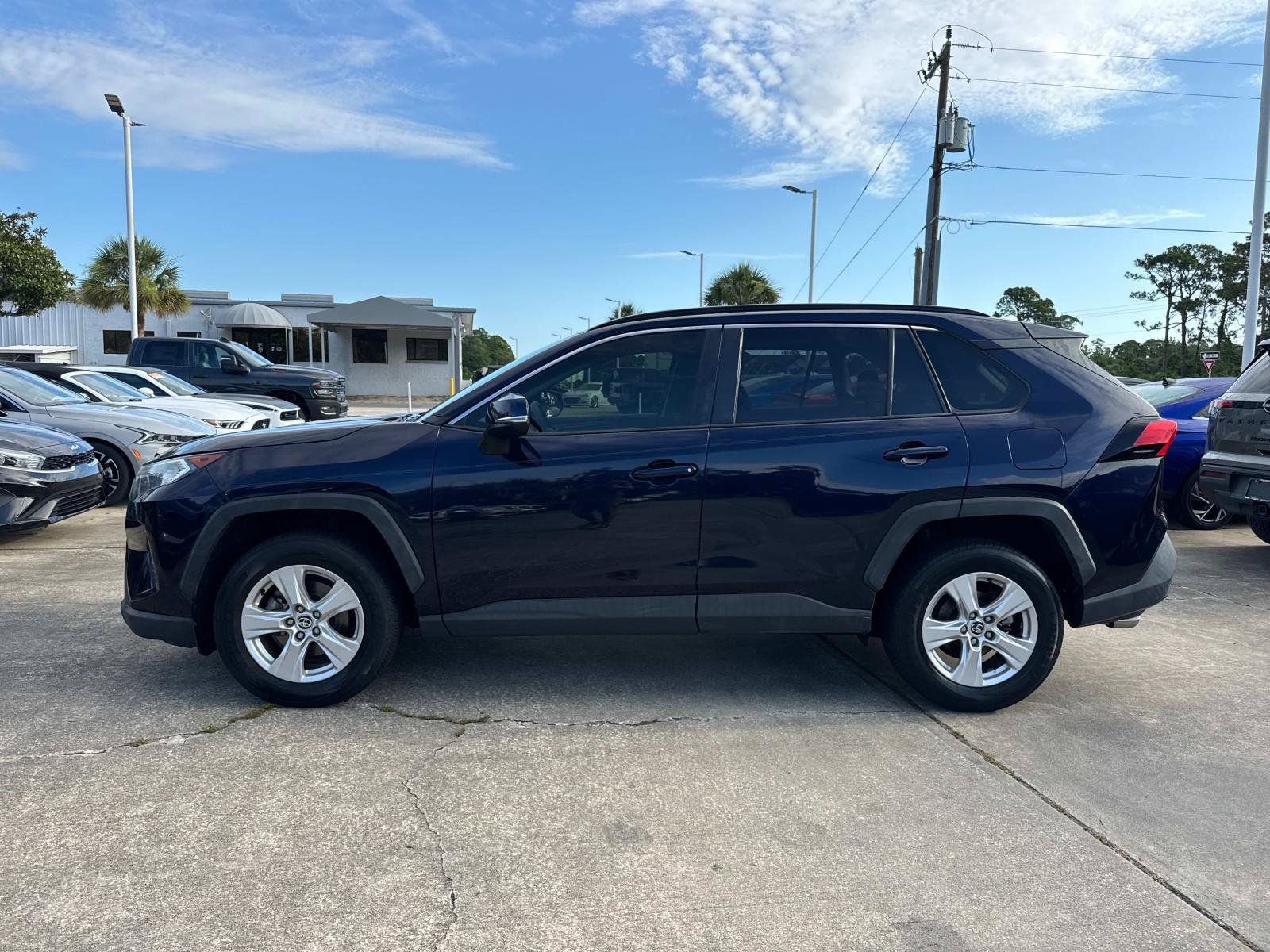 Used 2020 Toyota RAV4 XLE w/ Convenience Package FWD image 6