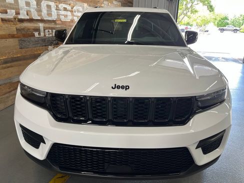 Used 2024 Jeep Grand Cherokee Altitude AWD/4WD image 8