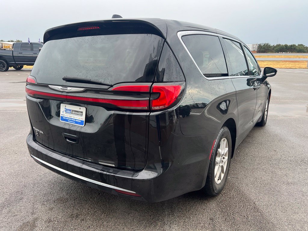 Used 2024 Chrysler Pacifica Touring-L FWD image 6