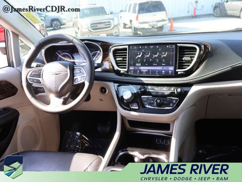 Used 2023 Chrysler Pacifica Limited image 13