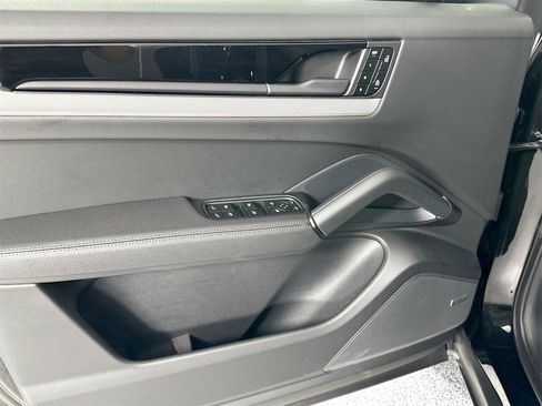 Certified 2025 Porsche Cayenne Coupe image 32