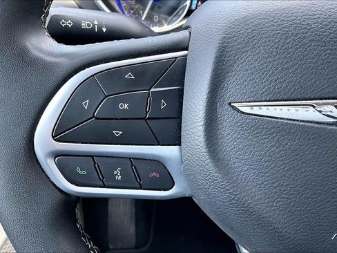 Used 2023 Chrysler Pacifica Touring-L FWD image 11