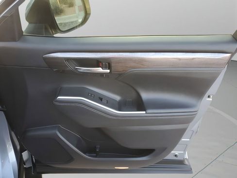 Used 2020 Toyota Highlander Platinum image 13