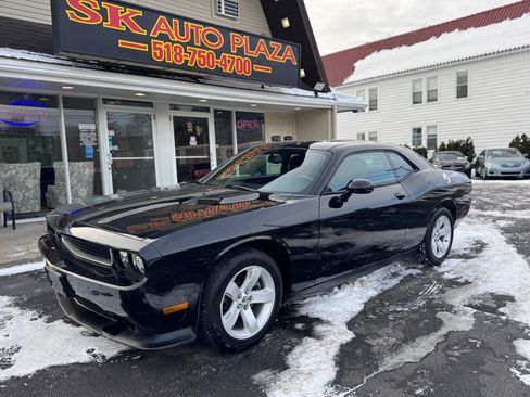 Used 2014 Dodge Challenger SXT image 4