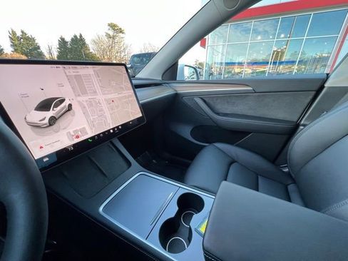 Used 2024 Tesla Model Y Long Range image 9