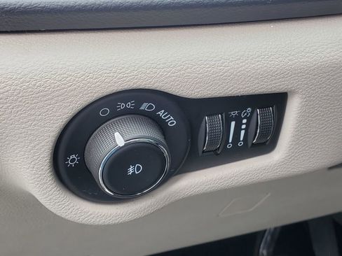 Used 2023 Chrysler Pacifica Touring-L image 18