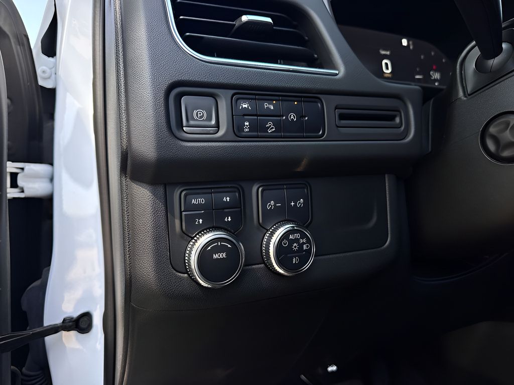 Used 2023 GMC Yukon AT4 AWD/4WD image 16