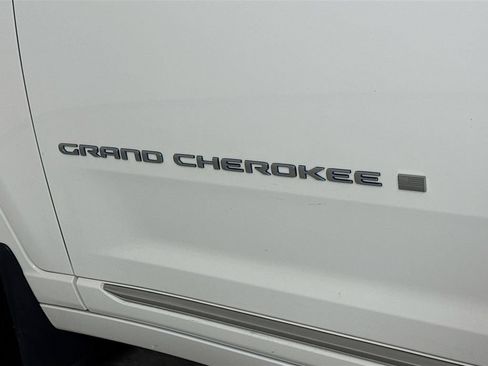 Used 2022 Jeep Grand Cherokee Summit AWD/4WD image 9