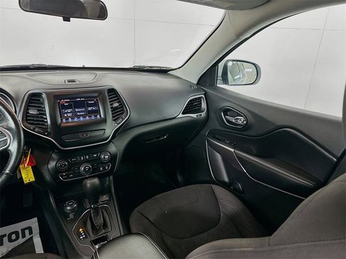 Used 2019 Jeep Cherokee Latitude w/ Cold Weather Group image 23